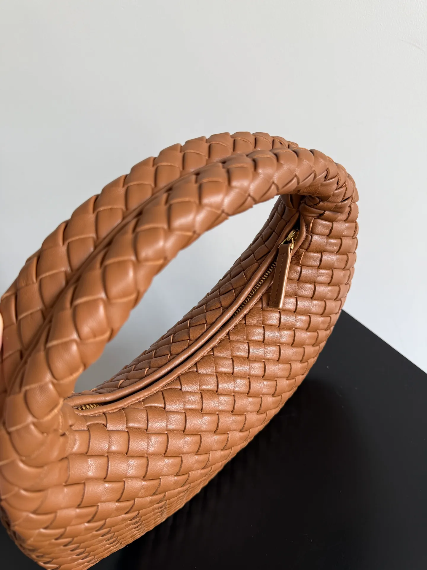 Batch 1720 BV Bottega Veneta's new early spring women's shoulder bag. The soft and delicate Hobo bag in small size is shipped! Many friends are waiting for this bag. It has a round shape and a large capacity. It can hold a 50-fold umbrella inside. Babies with a lot of daily items do not need to worry about the capacity of this bag. It is a practical bag for traveling and commuting. Although it is fluffy, it is soft and comfortable when carried on one shoulder. It has a modern and retro feel. Model No.: 856736 Size: 35*21*5cm